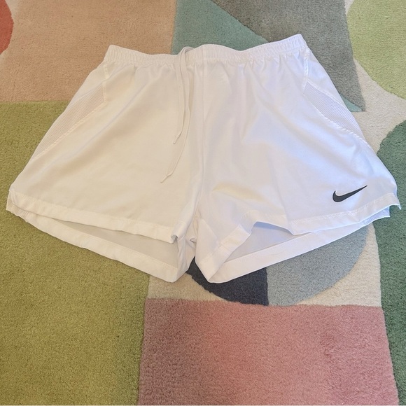 Nike Womens Athletic Shorts White EUC Size Small - Picture 2 of 7